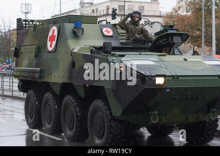 Rue européenne, Prague-October 28, 2018 : Des soldats de l'armée tchèque sont blindés Pandur véhicule médical d'équitation sur défilé militaire le 28 octobre 2018 à P Banque D'Images