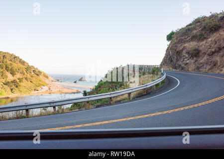 Belle voiture de l'autoroute Healdsburg (Comté de Sonoma) à Ft. Bragg, Californie sur la côte de Mendocino, Californie, USA. Banque D'Images