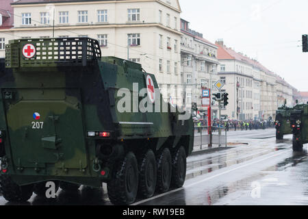 Rue européenne, Prague-October 28, 2018 : Des soldats de l'armée tchèque sont blindés Pandur véhicule médical d'équitation sur défilé militaire le 28 octobre 2018 à P Banque D'Images