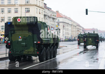 Rue européenne, Prague-October 28, 2018 : Des soldats de l'armée tchèque sont blindés Pandur véhicule médical d'équitation sur défilé militaire le 28 octobre 2018 à P Banque D'Images