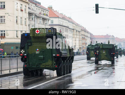 Rue européenne, Prague-October 28, 2018 : Des soldats de l'armée tchèque sont blindés Pandur véhicule médical d'équitation sur défilé militaire le 28 octobre 2018 à P Banque D'Images
