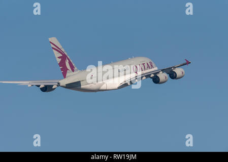 QATAR Airways Airbus A380 Superjumbo jet Airliner A7-APH décollant de l'aéroport de Londres Heathrow, Royaume-Uni, dans un ciel bleu Banque D'Images