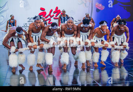 Des danseurs sud-africains d'Amazebra folklore Dance ensemble se produisent au festival de la danse maskdance qui s'est tenu à Andong, en Corée du Sud Banque D'Images