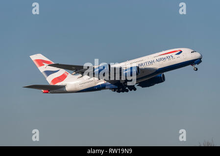 British Airways Airbus A380 superjumbo jet avion G-XLEG décollant de l'aéroport de Londres Heathrow, Royaume-Uni, dans un ciel bleu Banque D'Images