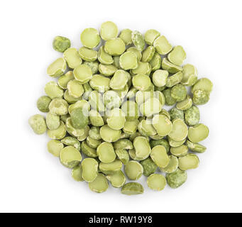Pois cassés verts isolé sur fond blanc. Vue d'en haut Banque D'Images