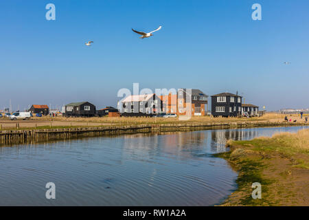 Walberswick, Suffolk, Royaume-Uni. La rivière Dunwich où elle rejoint la rivière Blyth et la mer. Photographié un jour d'hiver ensoleillé. Banque D'Images