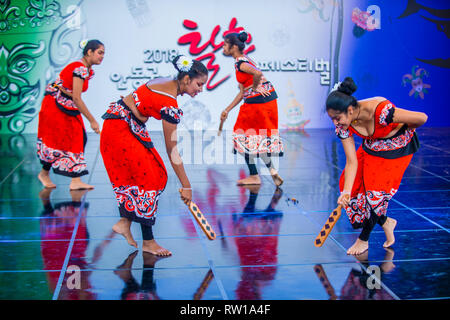 Les danseurs SriLankan de Hillwood College Dance Troupe se produisent au festival de danse Maskdance qui s'est tenu à Andong, en Corée du Sud Banque D'Images