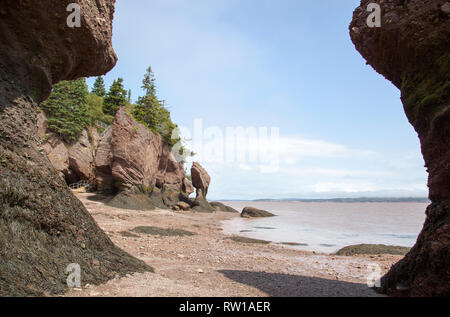 La vue sur le paysage du parc des rochers Hopewell Rocks, célèbre pour ses très grandes marées (Nouveau-Brunswick, Canada). Banque D'Images
