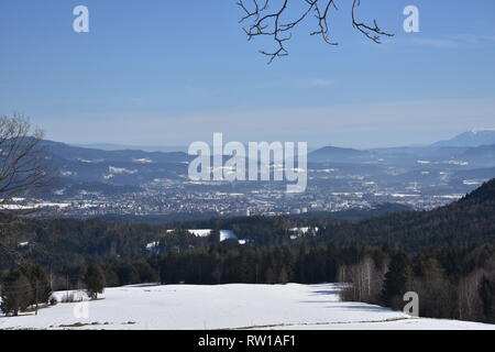 Kärnten, Villach, Stadt, Panorama, Skyline, Stadt, Dobratsch, Photo, Holzkreuz, Baum, Wald, hiver, Schnee, Wiese, Weide, verschneit, kahl, AST, Äs Banque D'Images