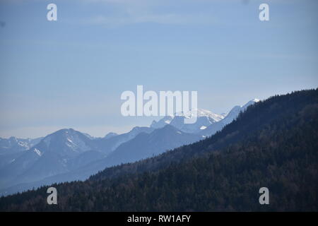 Kärnten, Villach, Stadt, Panorama, Skyline, Stadt, Dobratsch, Photo, Holzkreuz, Baum, Wald, hiver, Schnee, Wiese, Weide, verschneit, kahl, AST, Äs Banque D'Images