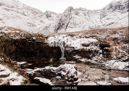 Chemin des piscines de fées au pied de la black Cuillin près de Glenbrittle, île de Skye. L'Écosse. Banque D'Images