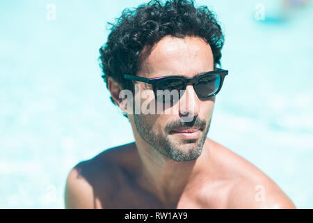 Bel homme dans l'eau at beach Banque D'Images