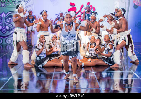 Des danseurs sud-africains d'Amazebra folklore Dance ensemble se produisent au festival de la danse maskdance qui s'est tenu à Andong, en Corée du Sud Banque D'Images