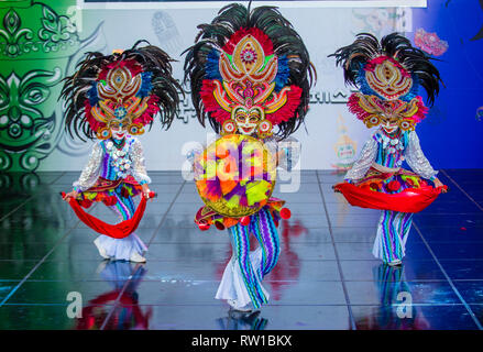 Des danseurs philippins du festival Masskara de Bacolod se produisent au festival de la danse maskale qui s'est tenu à Andong, en Corée du Sud Banque D'Images