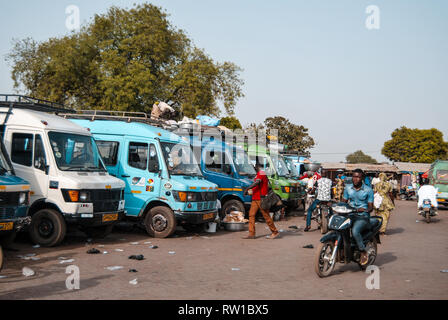 Une photo d'autobus gratuit à une station de bus occupé à Bolgatanga, Ghana Banque D'Images