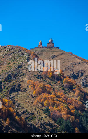 L'église de trinité Gergeti dans les montagnes du Caucase, Geogria Banque D'Images