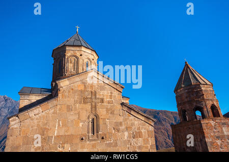 L'église de trinité Gergeti dans les montagnes du Caucase, Geogria Banque D'Images
