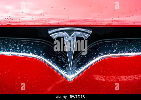 2 mars 2019 sur la montagne / CA / USA - Tesla Tesla logo sur un modèle X voiture ; Tesla Motors, Inc. est une société américaine qui produit des véhicules électriques, Banque D'Images