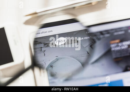New York, USA - 4 mars 2019 : Pfizer Inc. Site officiel Accueil sous loupe. Pfizer Inc. logo visible sur smartphone, tablette écran Banque D'Images