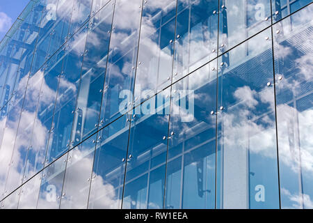 Nuages reflétée sur mur de façade en verre moderne bureau bâtiment. l'extérieur de l'édifice, catégorie gratte-ciel contemporains Banque D'Images