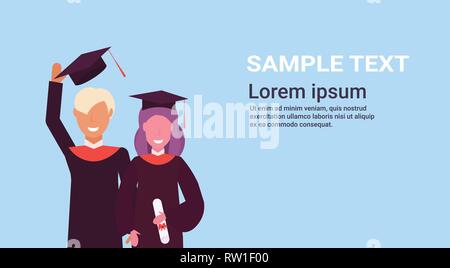 Concept L'obtention du diplôme les élèves filles et garçons Standing together in cap and gown heureux homme femme personnages portrait fond bleu copy space Illustration de Vecteur