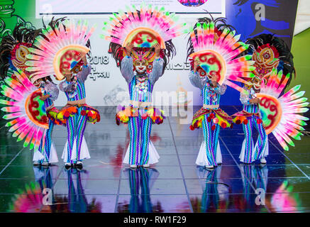 Des danseurs philippins du festival Masskara de Bacolod se produisent au festival de la danse maskale qui s'est tenu à Andong, en Corée du Sud Banque D'Images