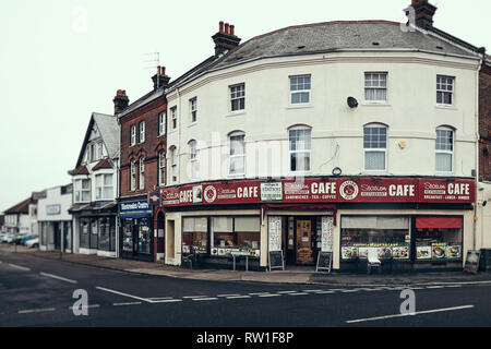 Harwich et Dovercourt, Essex, Angleterre - le 3 mars 2019 : Extérieur de la gare Café avec deux signes de pliage par l'entrée d'Harwich High Street. Banque D'Images