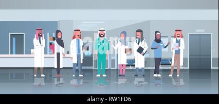 Groupe de l'équipe médecins arabe arabe concept communication traitement medical hospital workers standing race mix ensemble clinique moderne hall décor Illustration de Vecteur