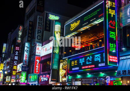 Enseignes au néon sur Busan Corée du Sud Banque D'Images