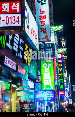 Enseignes au néon sur Busan Corée du Sud Banque D'Images