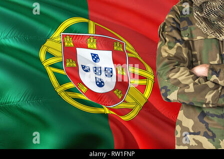 Bras croisés avec les soldats portugais waving flag sur arrière-plan - Portugal thème militaire. Banque D'Images