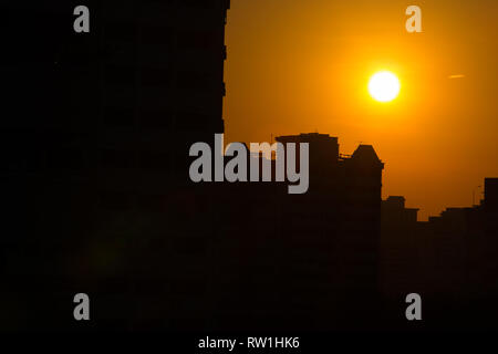 Un temps de réflexion en regardant le temps du coucher de soleil orange après une longue journée de travail acharné. Affichage de l'humeur silhouette. Singapour. Banque D'Images