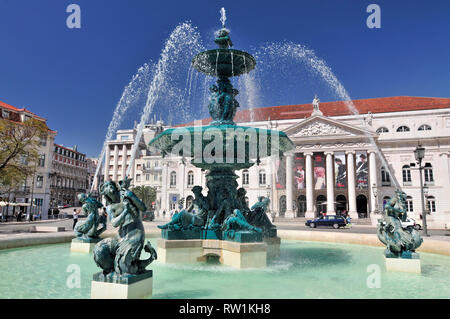 Fontaine et bâtiment historique à place centrale avec ciel bleu sur une journée ensoleillée Banque D'Images