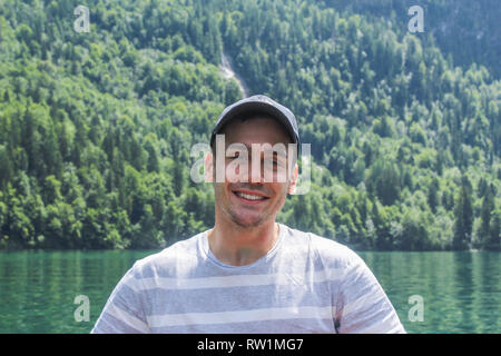 Jeune homme est heureux tout en pagayant sur le Königssee Banque D'Images