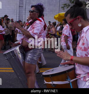 Barra Funda, São Paulo, État de São Paulo, Brasil 24 février 2019 // la bande de tambour brésilien accompagnent les élèves de l'école Pole Dance Maravilhosas w Banque D'Images