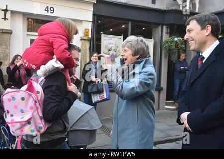 Premier ministre Theresa mai vagues à Scarlett Ward (2) comme elle marche grâce à Salisbury avec député local John Glen (à droite) sur le premier anniversaire de l'empoisonnement Skripal. Banque D'Images