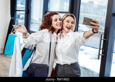 Aux cheveux blonds de maman avec son joli selfies belle fille Banque D'Images