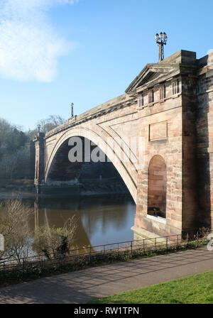 Grosvenor Pont sur la rivière Dee à Chester, Royaume-Uni Banque D'Images