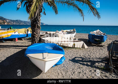 La plage de Burriana est le plus long des 7 plages de la station balnéaire de Nerja espagnol sur l'extrémité orientale de la Costa del Sol . Banque D'Images