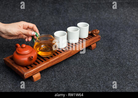 Cérémonie du thé en bois asiatique tableau bord chaban Vue de dessus copie espace matin l'énergie. Petit-déjeuner green boisson chaude avec de la caféine tradition classique c Banque D'Images