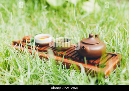 Cérémonie du thé en bois asiatique tableau bord chaban Vue de dessus copie espace matin l'énergie. Petit-déjeuner green boisson chaude avec de la caféine tradition classique c Banque D'Images