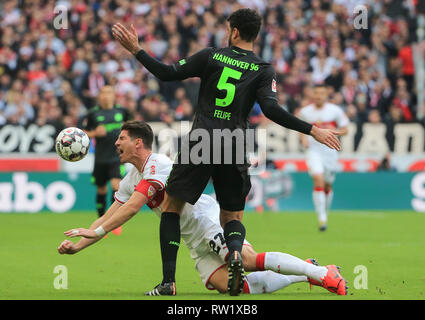 Stuttagrt, Allemagne. 3e Mar, 2019. Stuttgart Mario Gomez (bas) tombe vers le bas après rivalisant avec Hanovre 96's Felipe lors d'un match de Bundesliga allemande entre le VfB Stuttgart et Hanovre 96, à Stuttagrt, Allemagne, le 3 mars 2019. Stuttgart a gagné 5-1. Crédit : Philippe Ruiz/Xinhua/Alamy Live News Banque D'Images