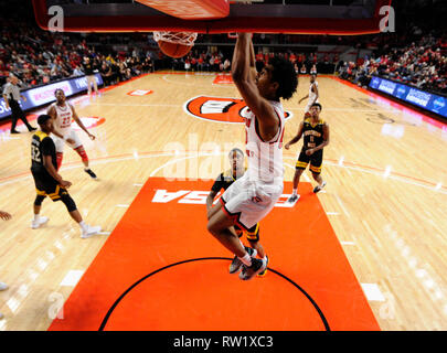 3 mars, 2019 ; Western Kentucky Hilltoppers Tolu avant Smith (00) claque la balle contre le Departement Golden Eagles pendant un match de basket-ball collégial entre le So. Mlle l'Aigle royal et l'ouest du Kentucky Hilltoppers de E. A. Diddle Arena à Bowling Green, KY (Obligatoire Crédit Photo : Steve Roberts/Cal Sport Media) Banque D'Images