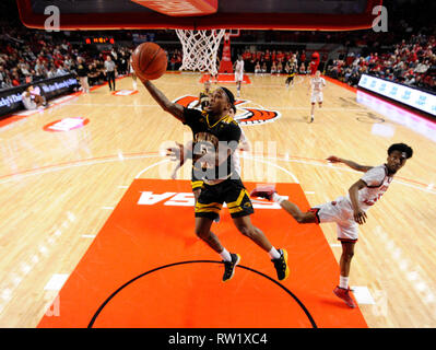 3 mars, 2019 ; le sud de manquer l'Aigle royal guard Tyree Griffin (55) jette la balle en l'encontre de la Western Kentucky Hilltoppers pendant un match de basket-ball collégial entre le So. Mlle l'Aigle royal et l'ouest du Kentucky Hilltoppers de E. A. Diddle Arena à Bowling Green, KY (Obligatoire Crédit Photo : Steve Roberts/Cal Sport Media) Banque D'Images