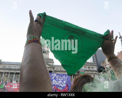 Buenos Aires, Argentine. Feb 19, 2019. Une femme lève un tissu vert à un rassemblement devant le parlement de l'Argentine pour la dépénalisation de l'avortement. L 'pañuelos verdes' - le livre vert les draps sont l'élément caractéristique de la campagne argentine pour l'avortement légal, sûr et gratuit. (À l'Argentine "dpa Discussion sur l'avortement : comme une déclaration' de xx.xx.2019) Credit : Linda Peikert/dpa/Alamy Live News Banque D'Images