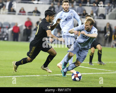 Los Angeles, Californie, USA. 3e Mar, 2019. Los Angeles avant FC Carlos Vela (10) du Mexique, l'EDDV la balle contre le Sporting Kansas City defender Seth Sinovic (15) 2019 au cours de la Major League Soccer (MLS) match entre Los Angeles et FC Sporting Kansas City à Los Angeles, Californie, le 3 mars 2019. Ringo : crédit Chiu/ZUMA/Alamy Fil Live News Banque D'Images