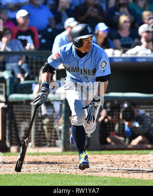 Seattle Mariners Ichiro Suzuki fielder droit court à première base lors d'un match de base-ball d'entraînement de printemps contre les Royals de Kansas City à Surprise Stadium dans la surprise, Arizona, United States, 2 mars 2019. Credit : AFLO/Alamy Live News Banque D'Images