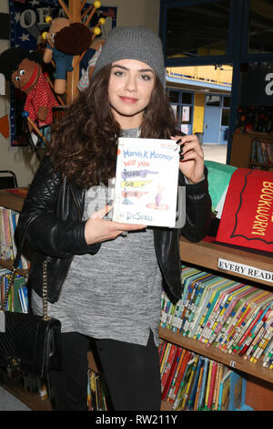 Compton, CA, USA. 1er mars 2019. LOS ANGELES - Oct 1 : Victoria Konefal à la lire à travers l'Amérique à l'événement Robert F Kennedy Elementary School le 1 mars 2019 à Compton, CA Crédit : Kay Blake/ZUMA/Alamy Fil Live News Banque D'Images