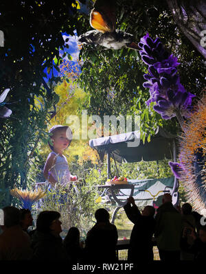 02 mars 2019, Saxe, Leipzig : Les visiteurs sont dans le panometer devant le panorama à 360 degrés de Yadegar 'Asisis Carolas jardin - un paradis sur terre'. Du point de vue d'un insecte, le travail montre un allotissement jardin avec d'énormes fleurs, plantes agricoles et sauvages, d'oiseaux, d'insectes et de détails grande des centaines de fois. Depuis son ouverture il y a cinq semaines, 40 000 visiteurs ont déjà visité le nouveau panorama, qui donne un aperçu et des idées dans des structures et des détails qui, autrement, rester à l'abri des l'œil humain. L'exposition est présentée jusqu'à la fin de l'année. Photo : Waltraud Gr Banque D'Images