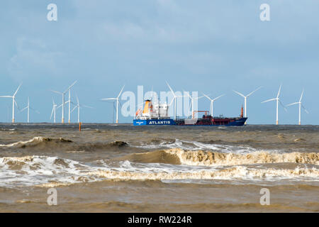 Burbo Bank Offshore Wind Farm Sefton Coast, Merseyside. Mars 2019. Atlantis laisse le port dans des vents forts et le soleil dans le nord-ouest. La région a échappé au pire de la tempête Freya, mais certains dégâts ont été causés, et des conditions de mauvaise conduite persistent. Storm Freya se déplace dans la mer du Nord aujourd'hui ainsi que les vents les plus forts. Le reste de la semaine sera en grande partie instable avec d'autres périodes de temps humide et venteux, Credit: MediaWorldImages/Alay Live News Banque D'Images